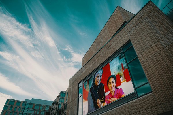 Écran pour vitrine : booster votre visibilité avec nos solutions dynamiques